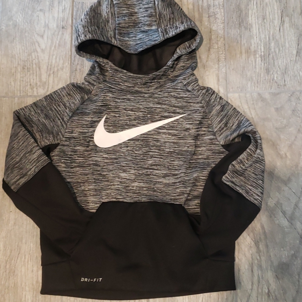 NIKE . Boys 7 Dry fit hoodie.